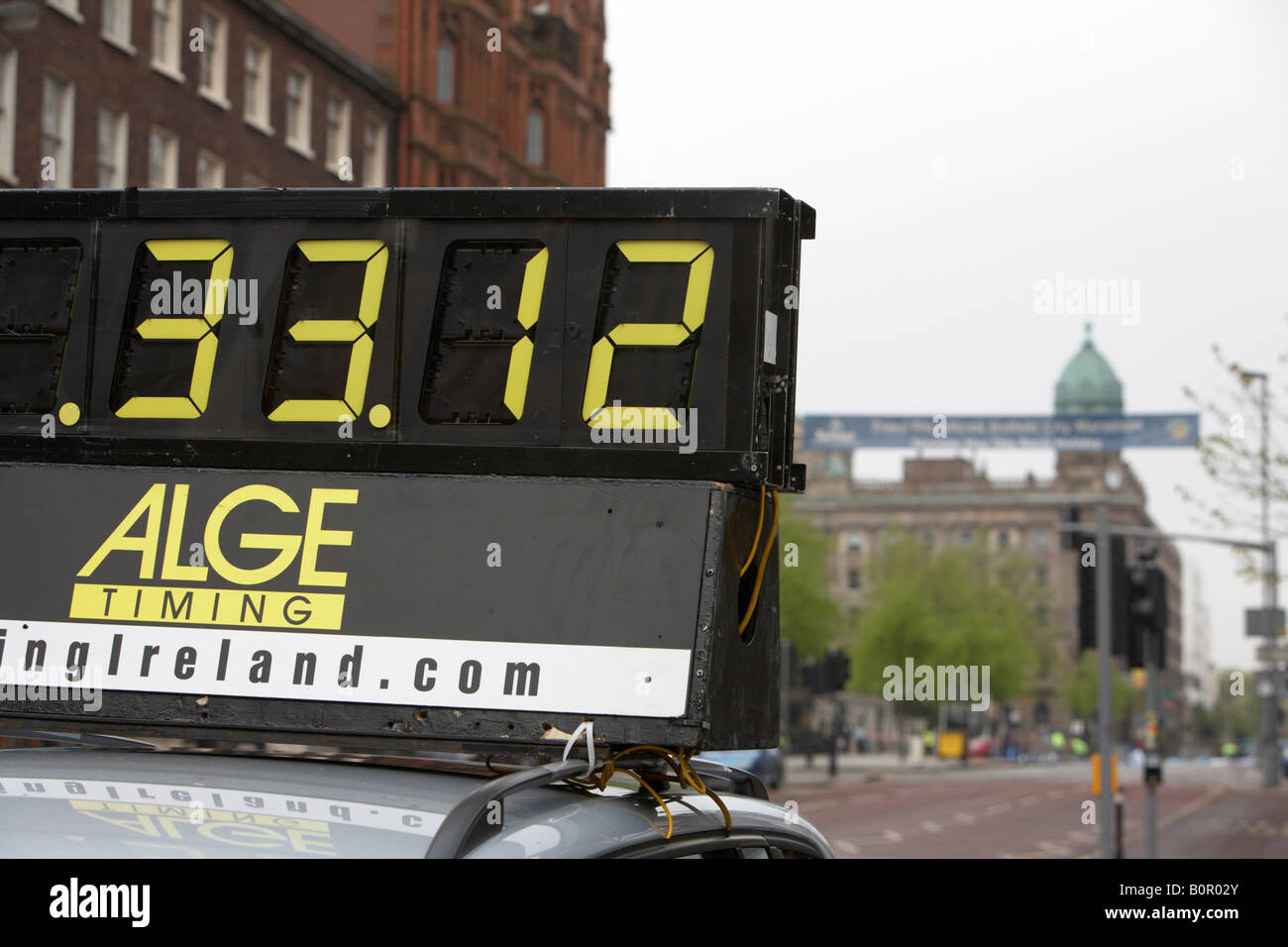 Timing-Anzeigetafel während Belfast City-Marathon auf Konkurrenten Ankunft warten Stockfoto