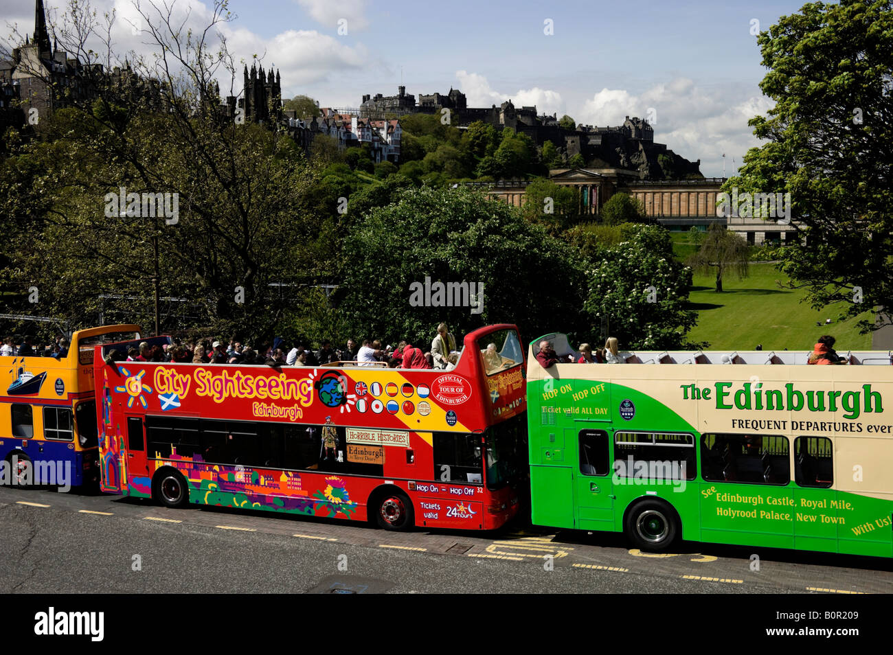 City Tour Bus geparkt auf Waverley Bridge, Edinburgh, Schottland, UK, Europa Stockfoto