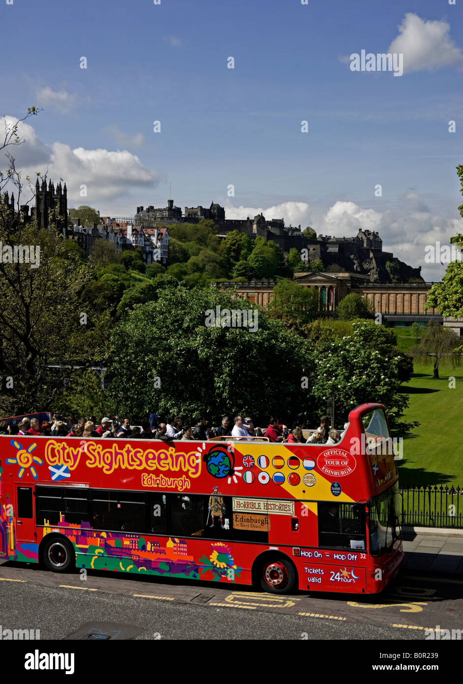City Tour Bus geparkt auf Waverley Bridge, Edinburgh, Schottland, UK, Europa Stockfoto