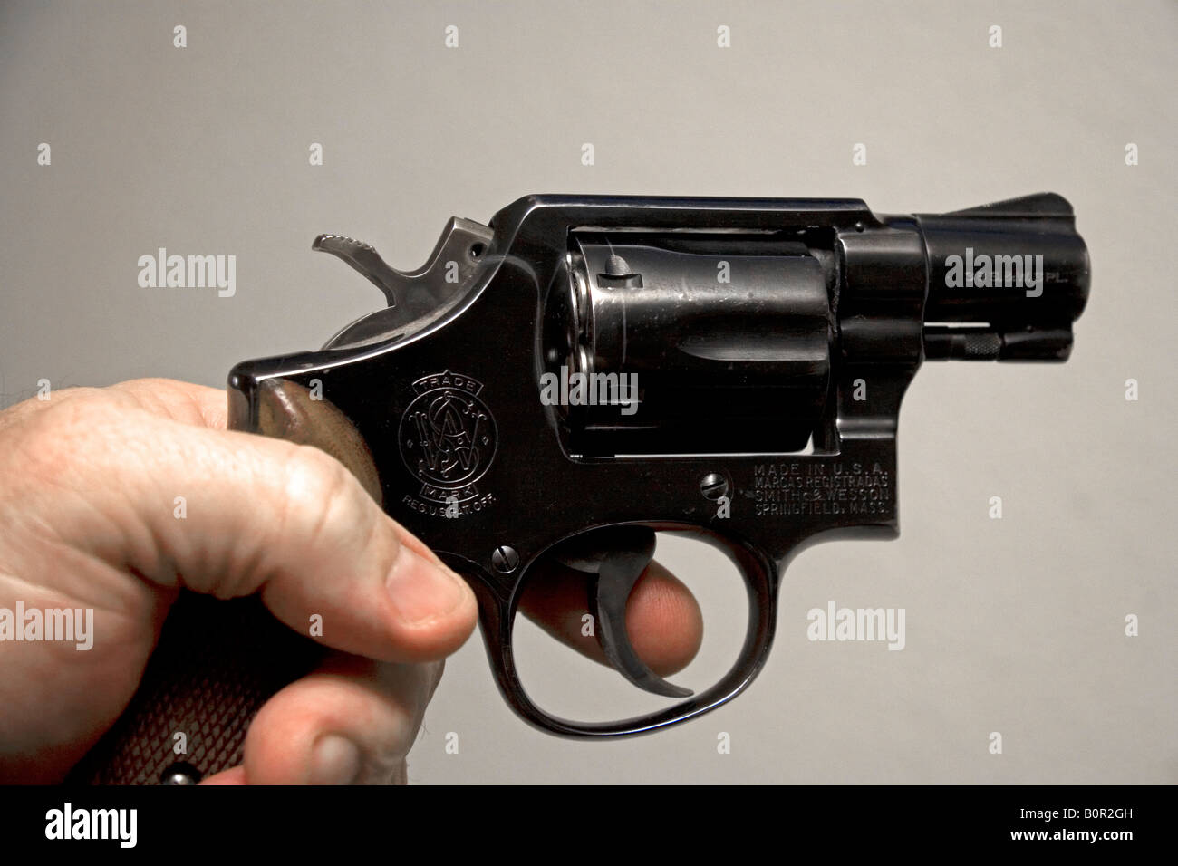 Finger am Abzug von Smith und Wesson 38 Kaliber Stupsnase revolver Stockfoto