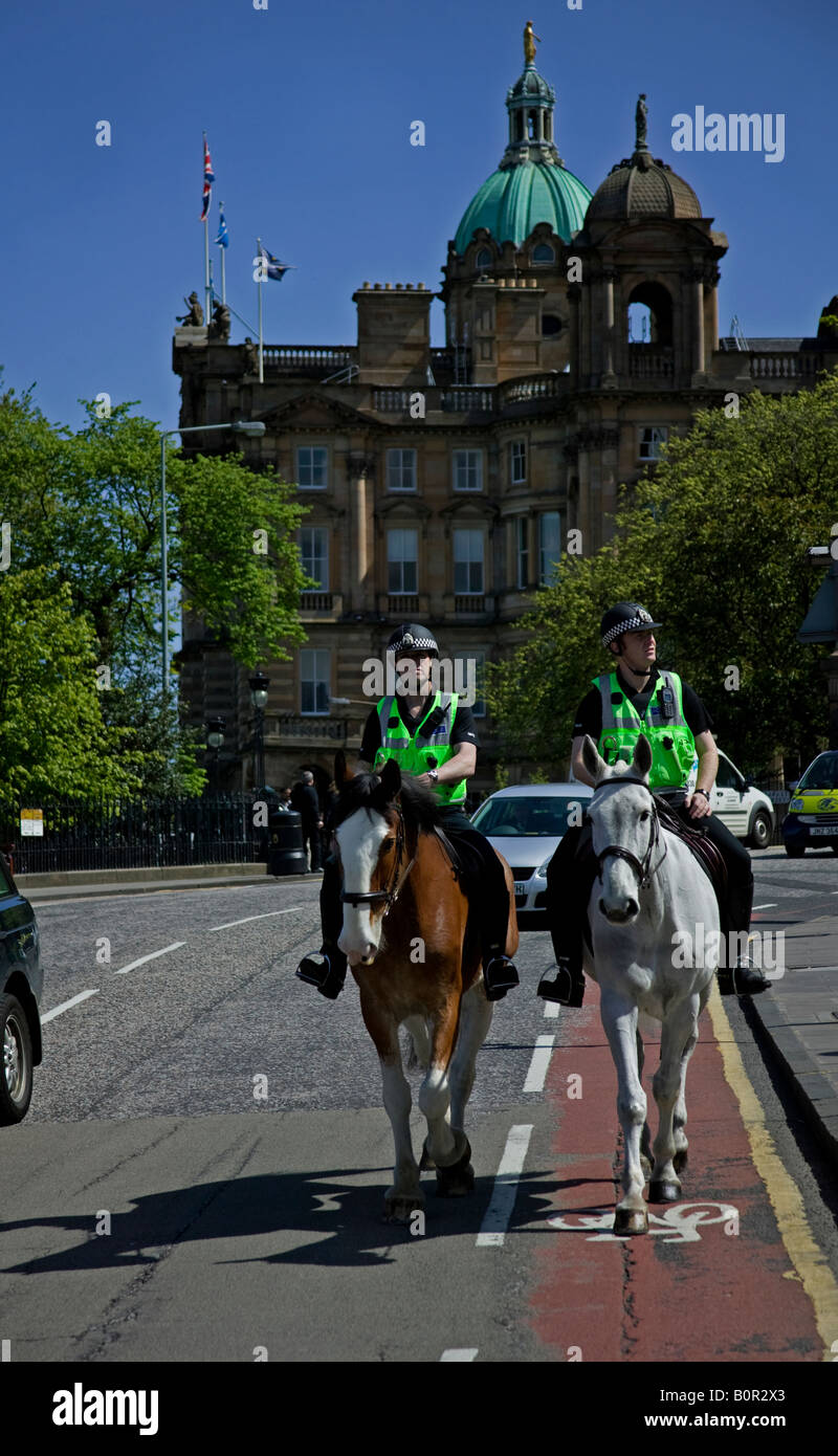 Zwei montiert Polizisten auf dem Pferderücken, Hügel, Edinburgh, Schottland, England, Europa Stockfoto
