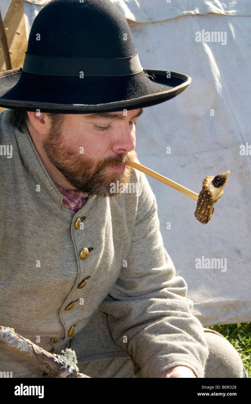 Civil War Reenactor raucht eine Pfeife gemacht von Geweih in Pearland, Texas Stockfoto