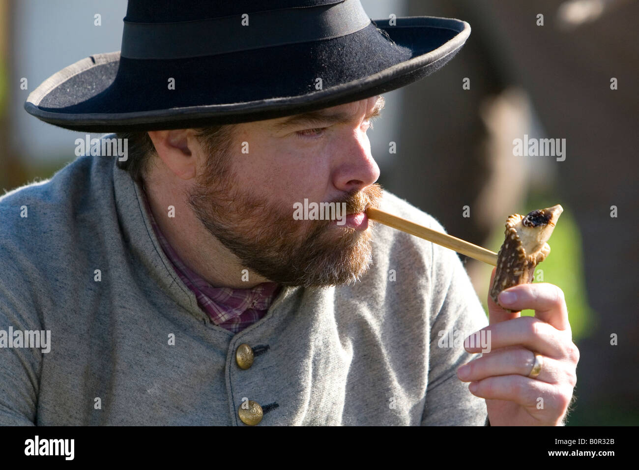 Civil War Reenactor raucht eine Pfeife gemacht von Geweih in Pearland, Texas Stockfoto