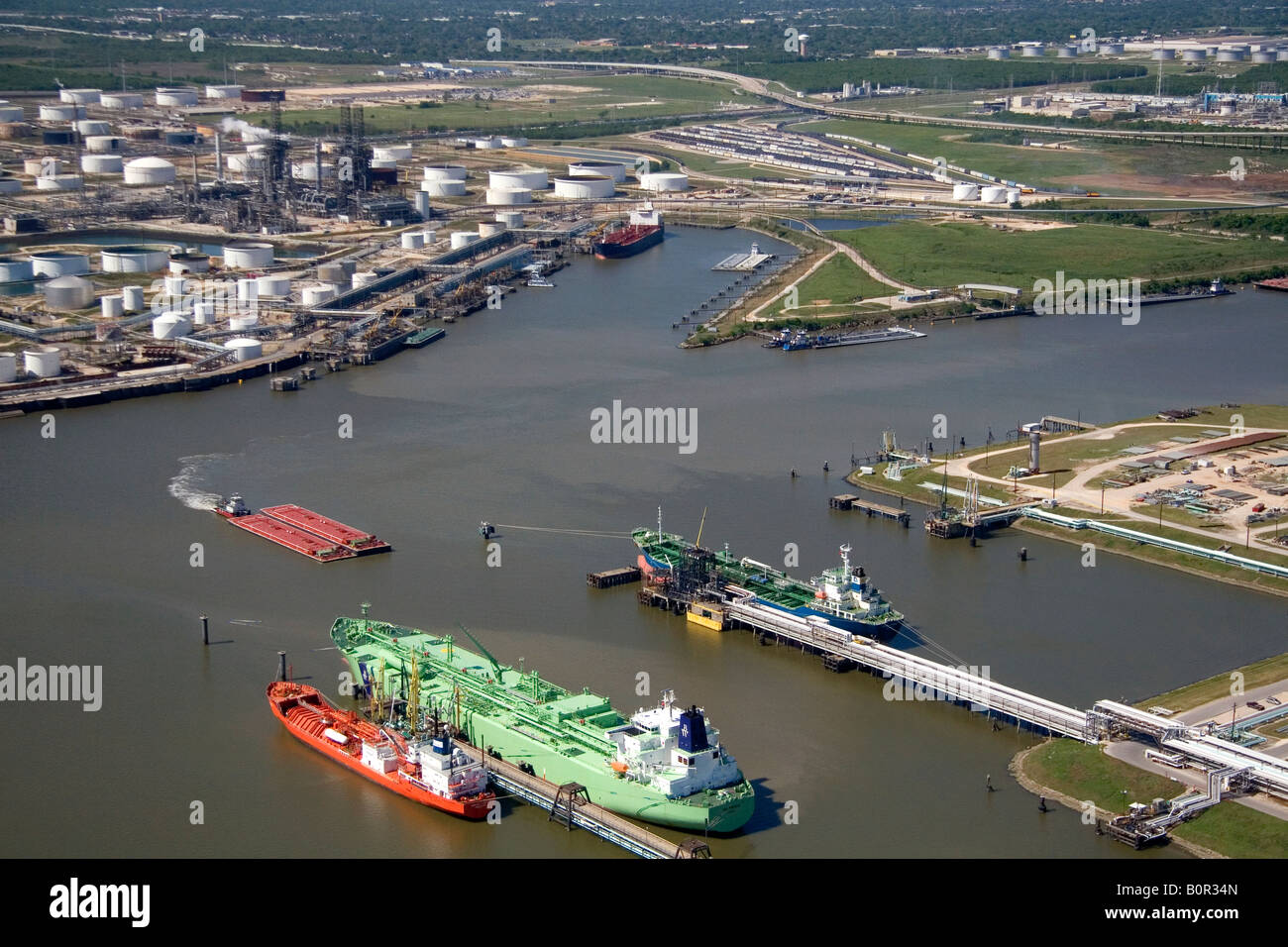 Luftaufnahme der Schiffe und Lastkähne entlang des Houston Ship Channel in Houston Texas Stockfoto