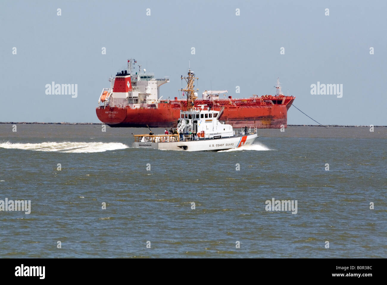 Öl-Tanker und U S Küstenwache Patrouillenboot in Galveston Bucht, Texas Stockfoto