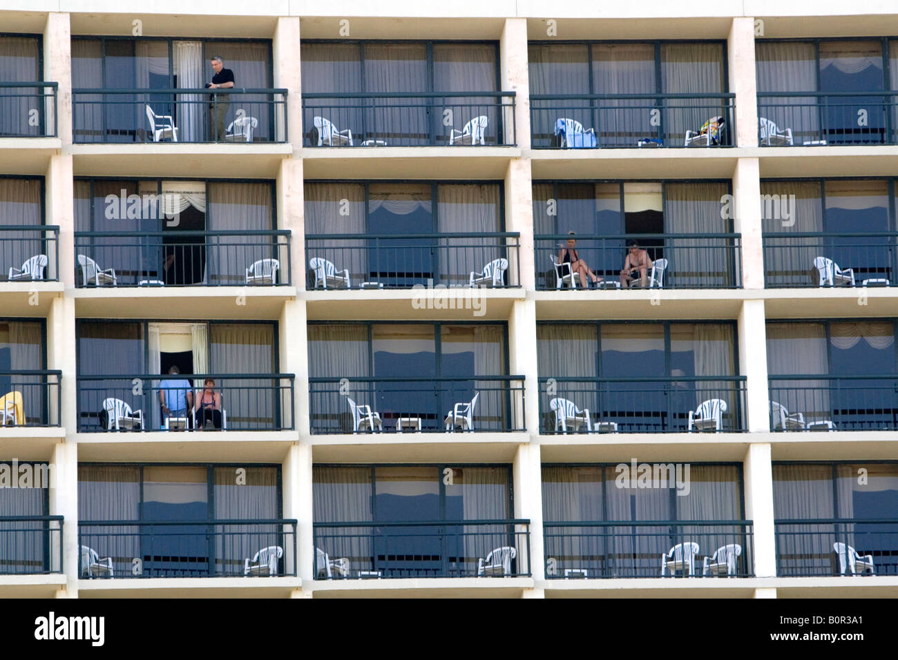 Menschen auf dem Balkon von Hotelzimmern in Galveston Beach in Galveston Texas Stockfoto