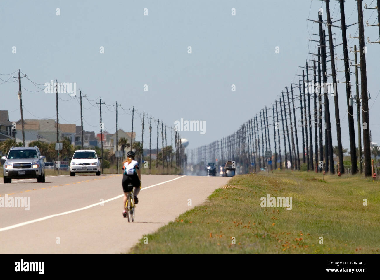 Strommasten Linie eine Autobahn auf Galveston Island in Galveston Texas Stockfoto
