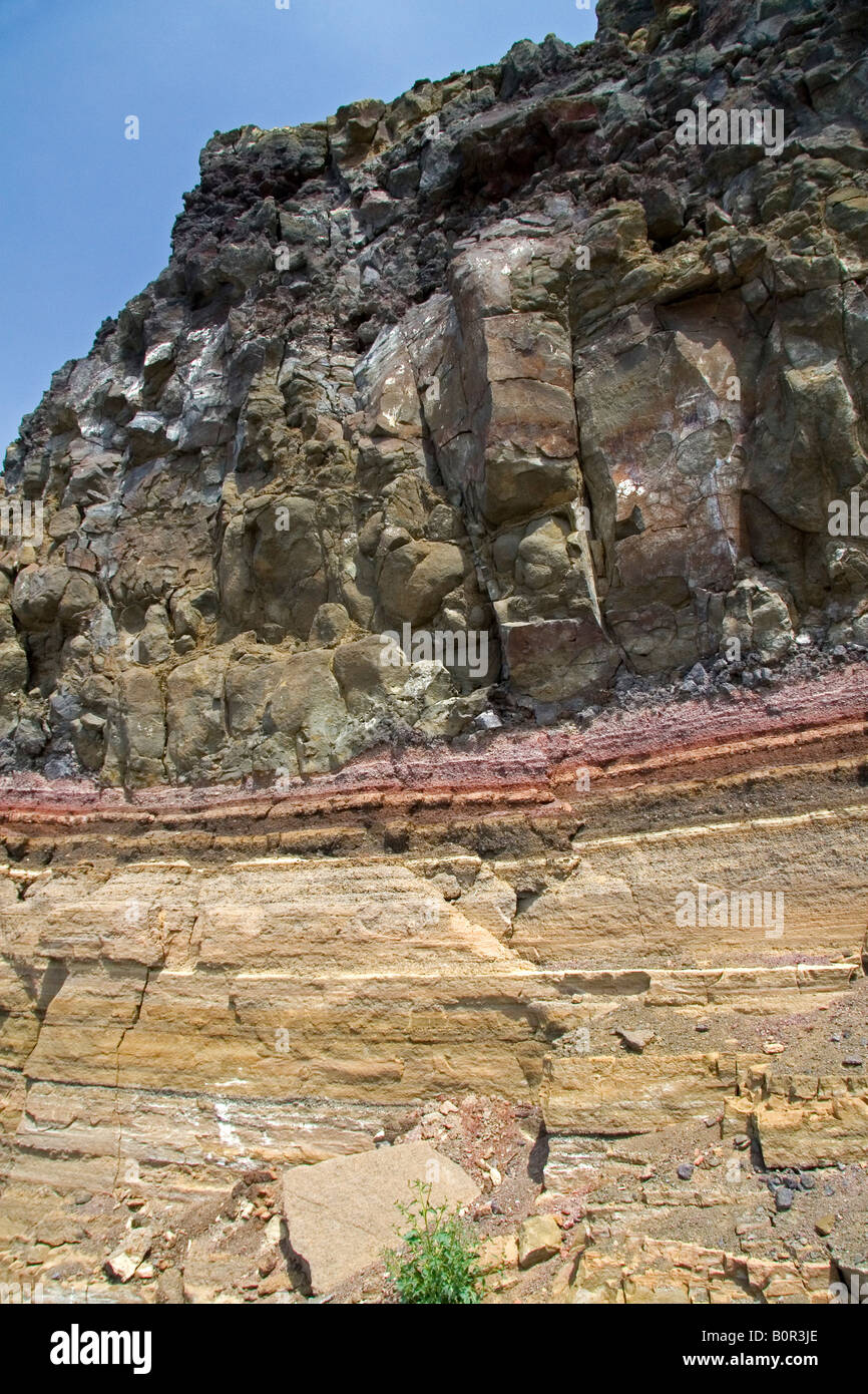 Horizontale Schichtungen in Sedimentgestein bedeckt mit Basalt entlang des Snake River im Swan Falls Idaho Stockfoto