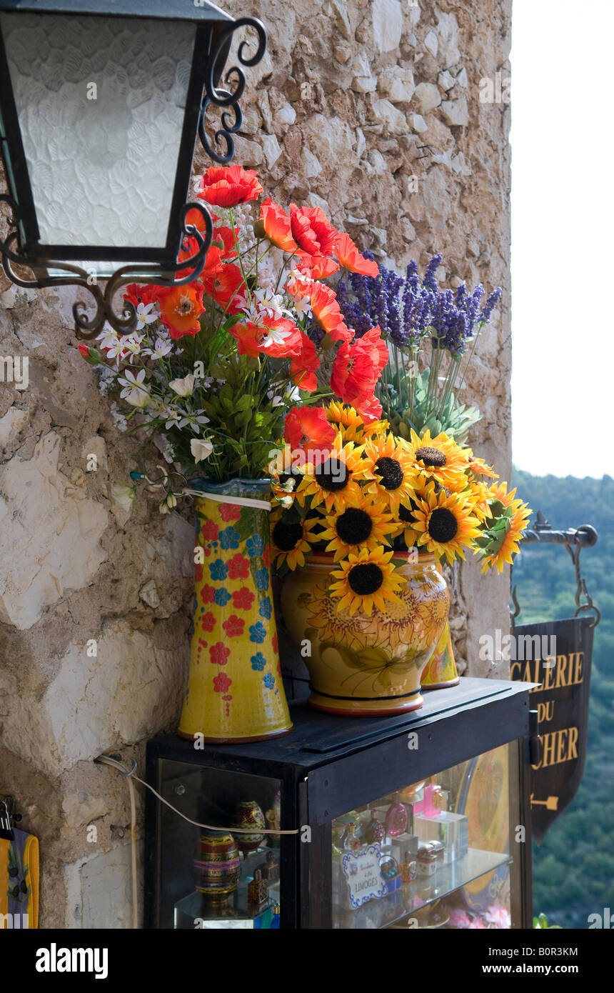 künstliche Blumen außerhalb Geschenkeladen, Eze, Südfrankreich Stockfoto
