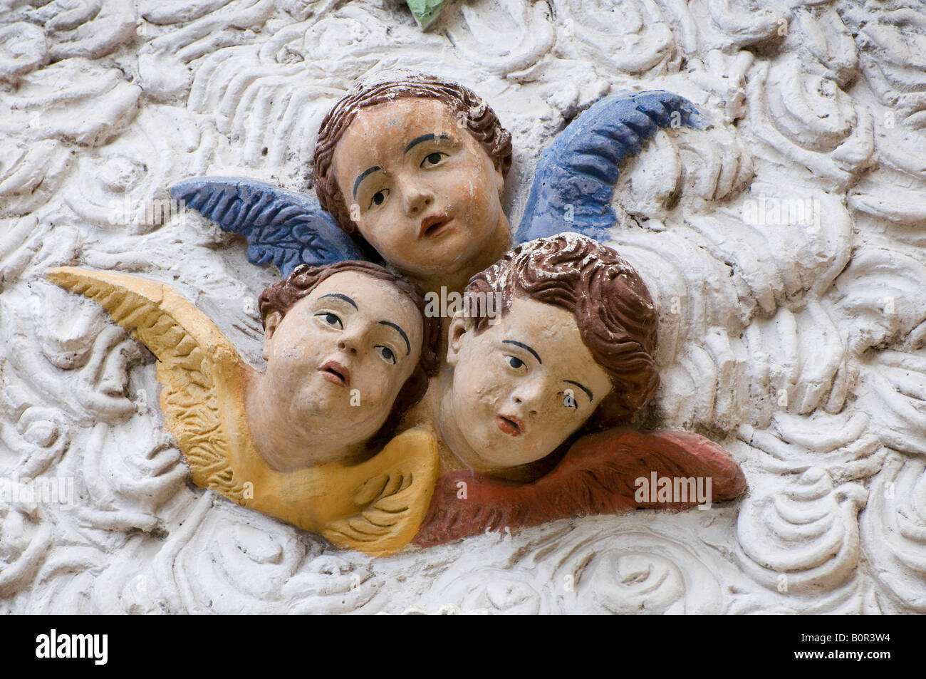 drei Gesichter der Cherub auf Kirchenmauer, Vence, Frankreich Stockfoto