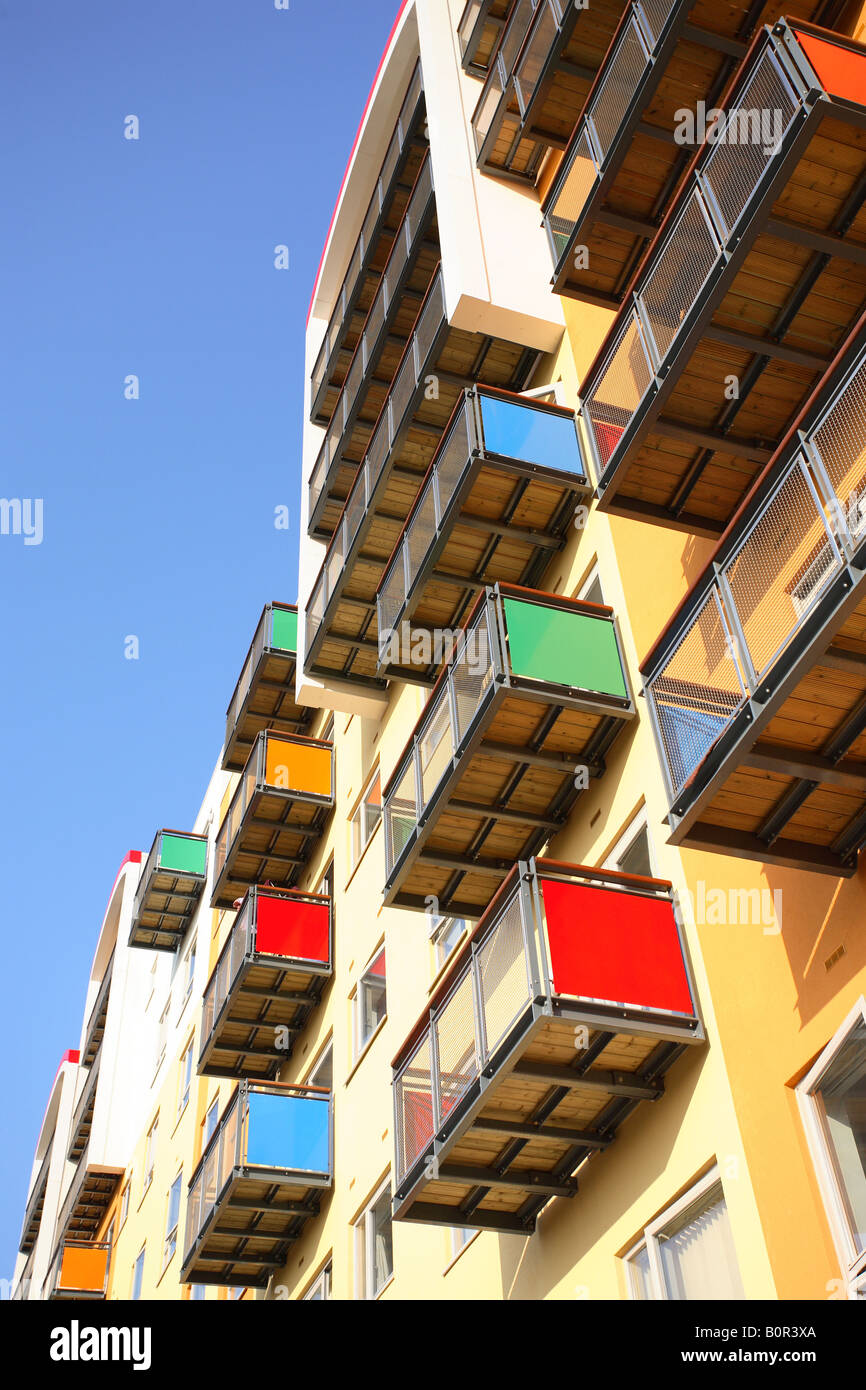 Bunte Balkone auf Apartments im Londoner Greenwich Millennium Village Stockfotografie Alamy