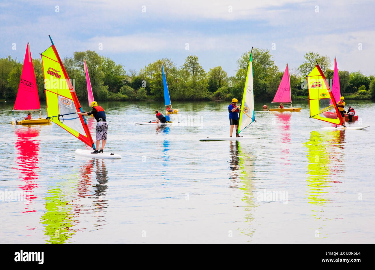 Windsurfer und Segler in South Cerney Outdoor Education Centre