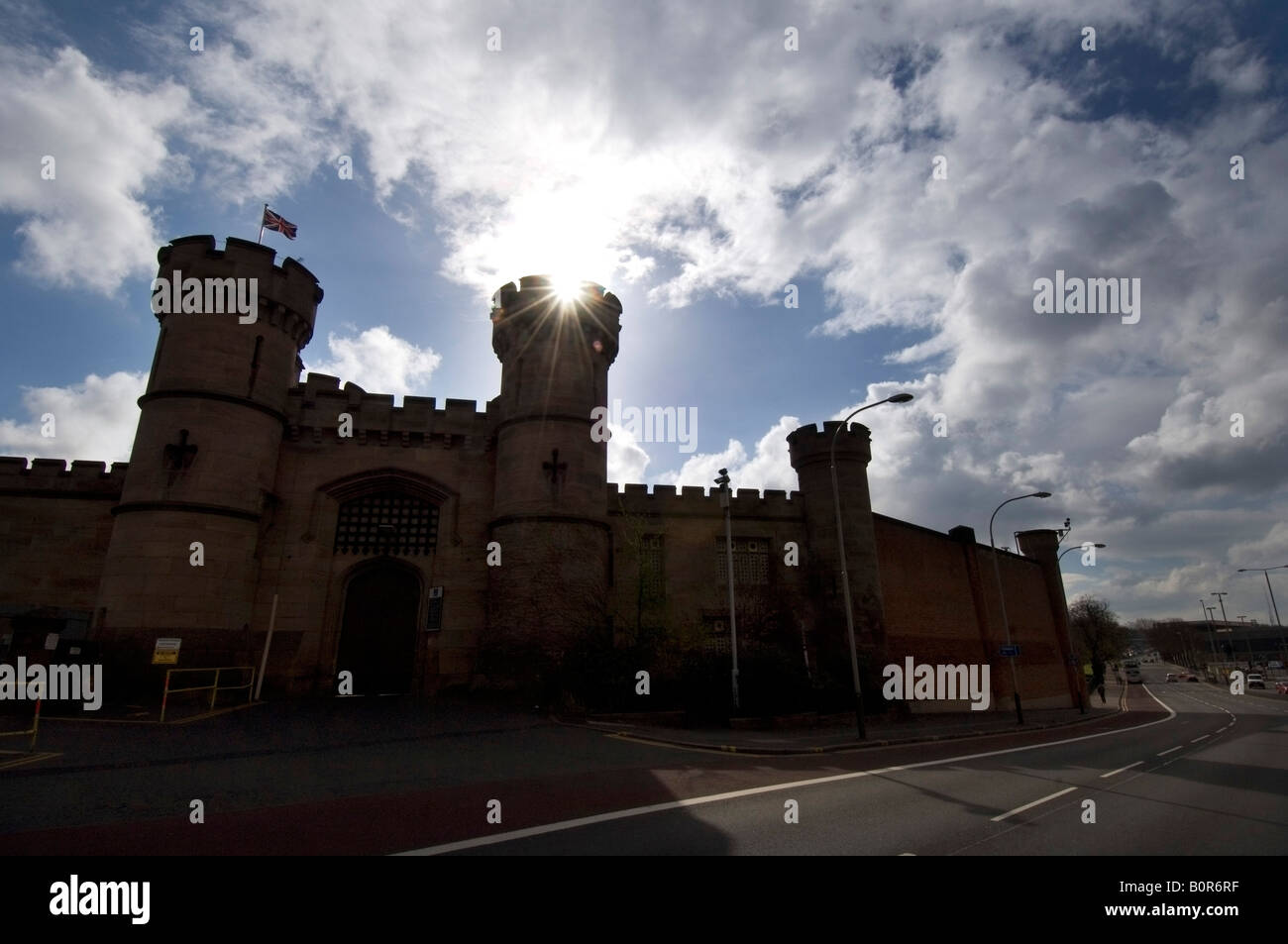 Der grimmige Umriss des schlossähnlichen Grad II aufgeführten viktorianischen Gefängnis HMP Leicester Gefängnis in Welford Road Leicester. Stockfoto