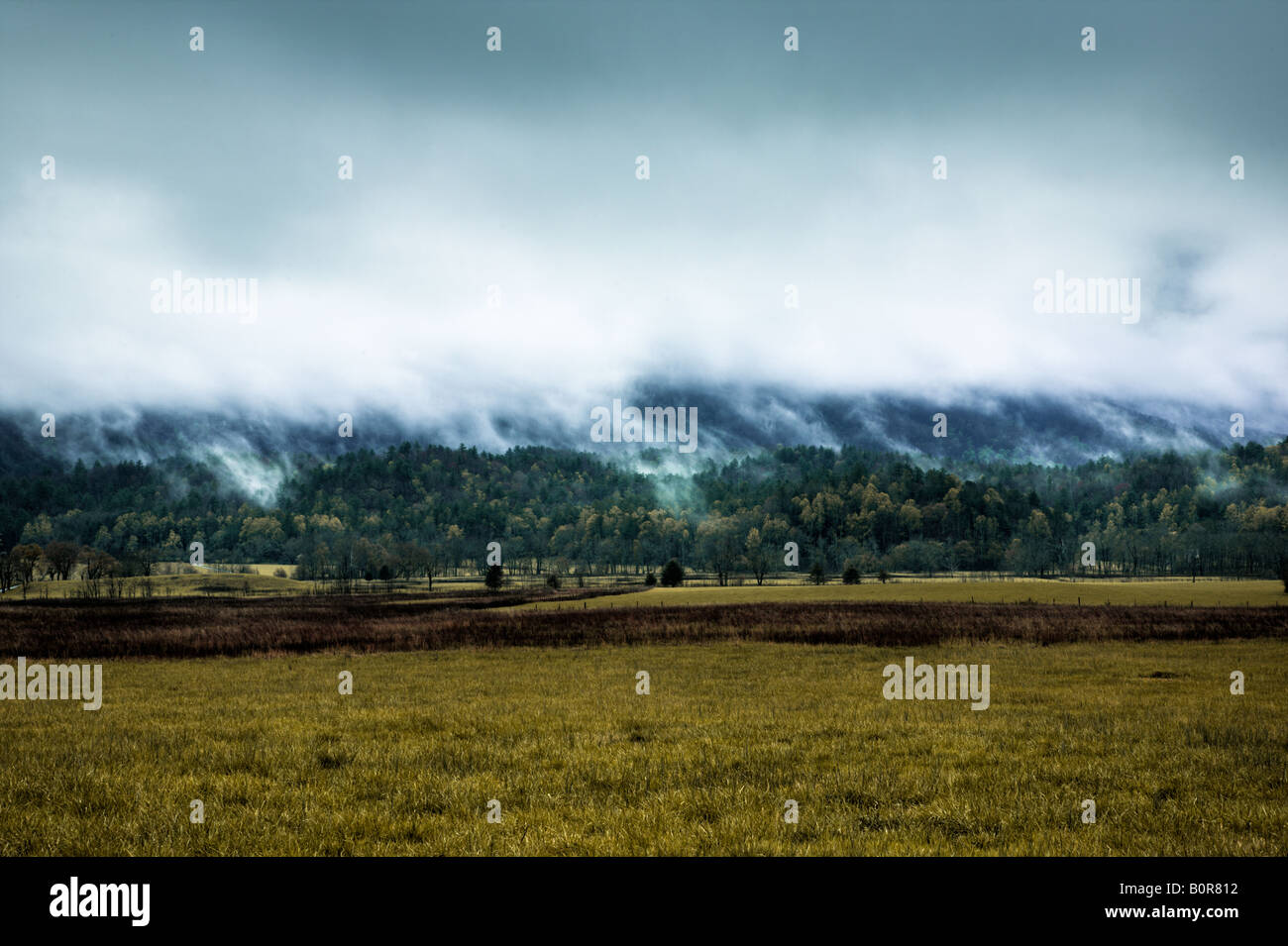 Hoher Dynamikbereich Bild der Smoky Mountains, benannt nach dem Nebel sind, die am Ende die Gewitter angezeigt wird. Stockfoto