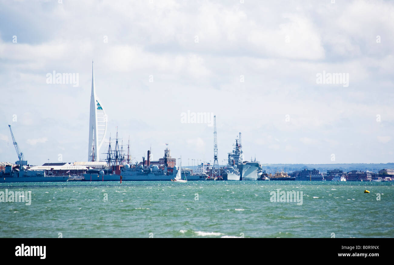 Portsmouth Harbour und Royal Navy Dockyard von Portchester Castle, Hampshire, England, UK Stockfoto