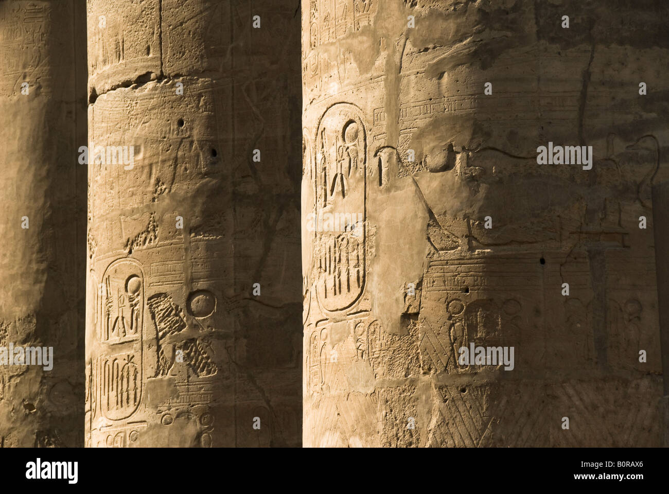 Die Spalten der Karnak-Tempel in Luxor, Ägypten Stockfoto