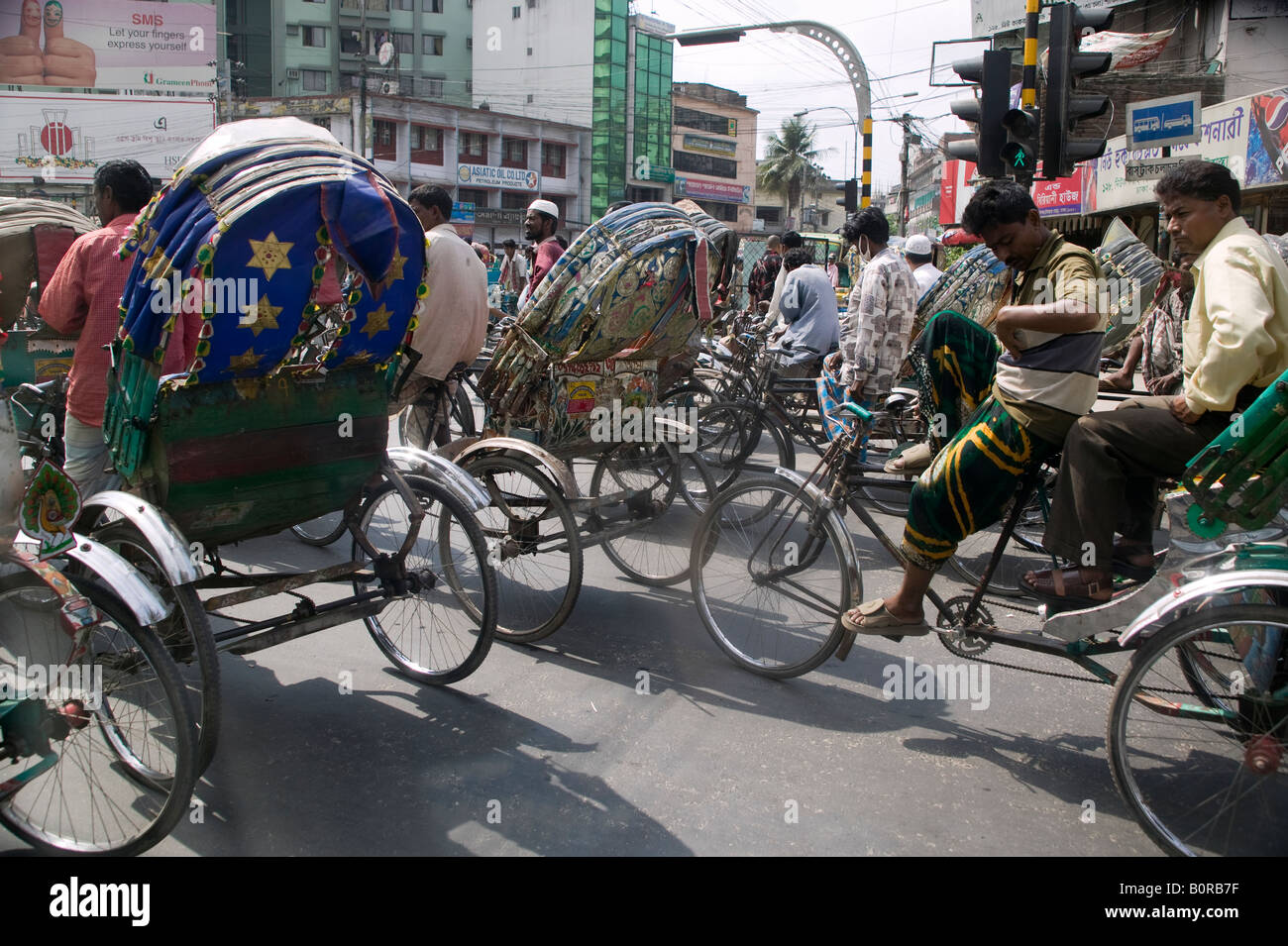Rikschas sitzen im Verkehr in Dhaka Bangladesch Stockfoto