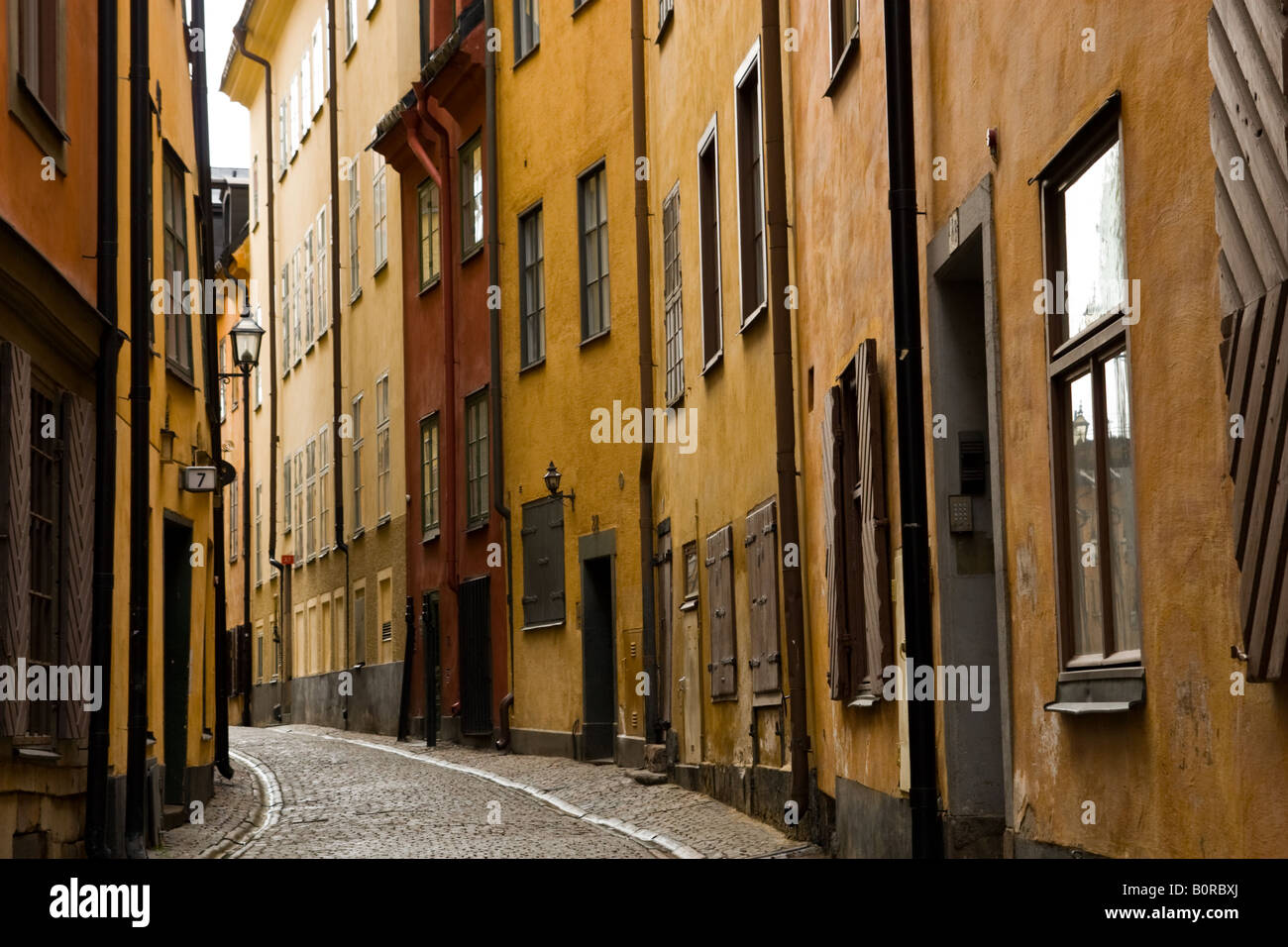 Eine typische Gasse in Gamla Stan, die Altstadt von Stockholm, Schweden Stockfoto