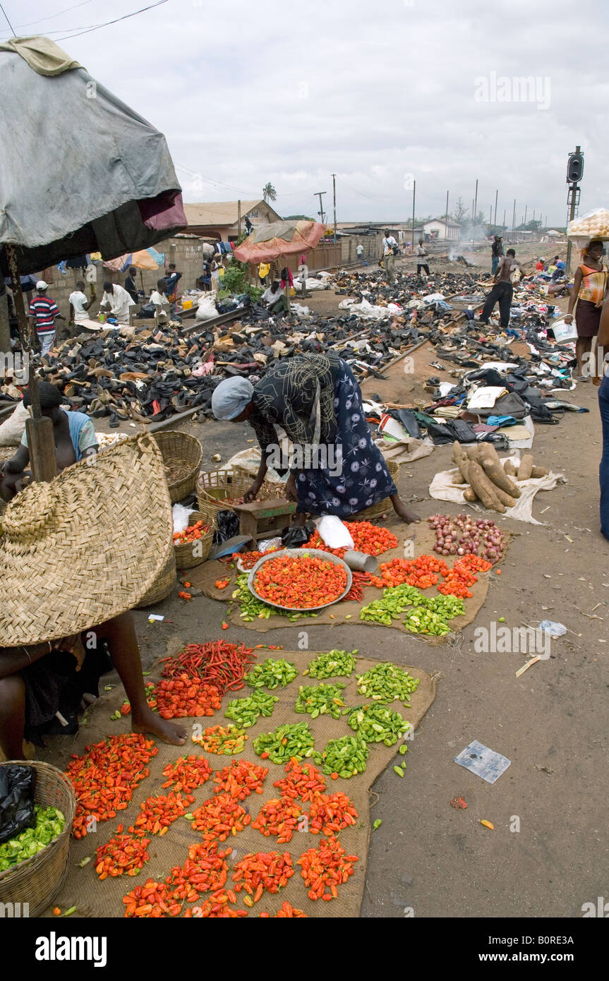 Accra Zug Bahnhof Hausbesetzer verkaufen Gemüse auf den Stationen Schienen, Ghana Stockfoto