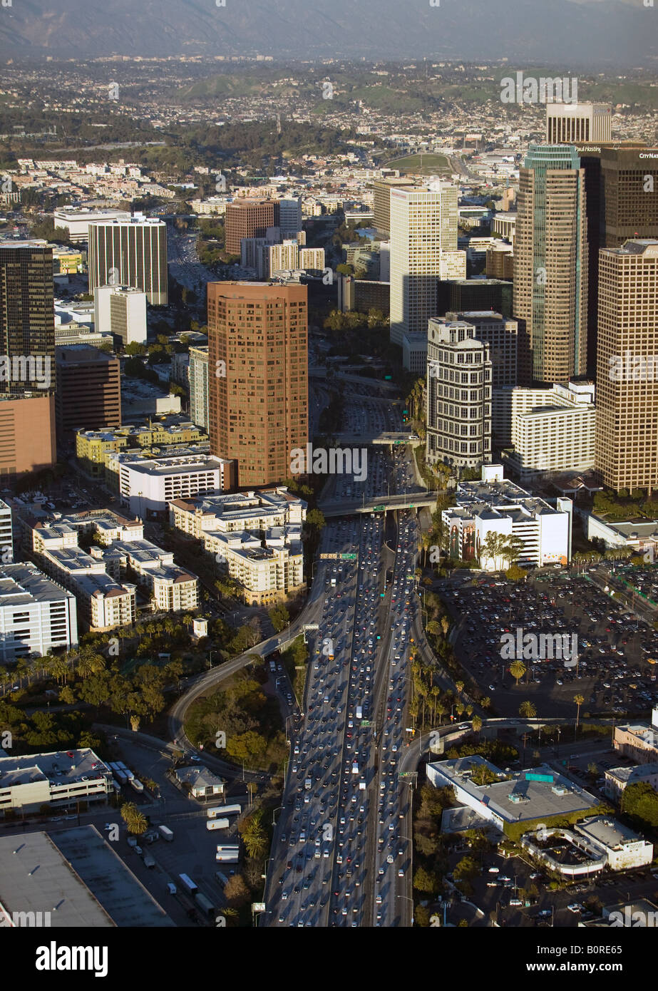 Luftaufnahmen über Schwerverkehr am Nachmittag an der interstate 5 Innenstadt Los Angeles auf der Suche nach Norden Stockfoto