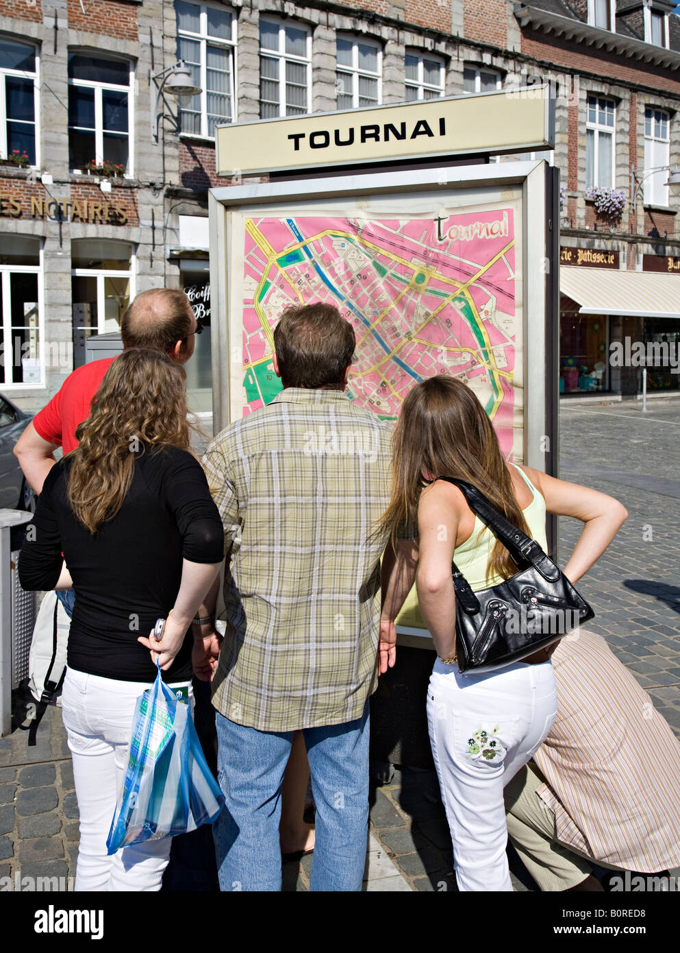 Menschen versammelten sich um Stadtplan Tournai, Belgien Stockfoto