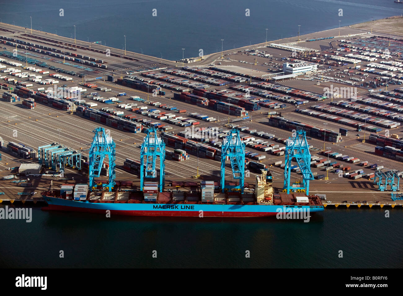 Antenne über Maersk Line entladen in den Hafen von Los Angeles, CA Stockfoto