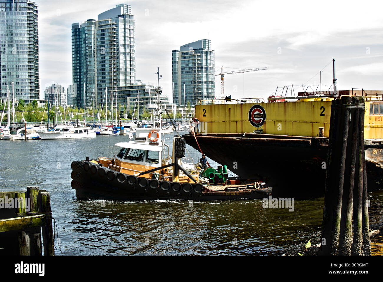 Schlepper Crewman ein Schiff im Hafen von Vancouver False Creek Trosse zuweisen. Stockfoto