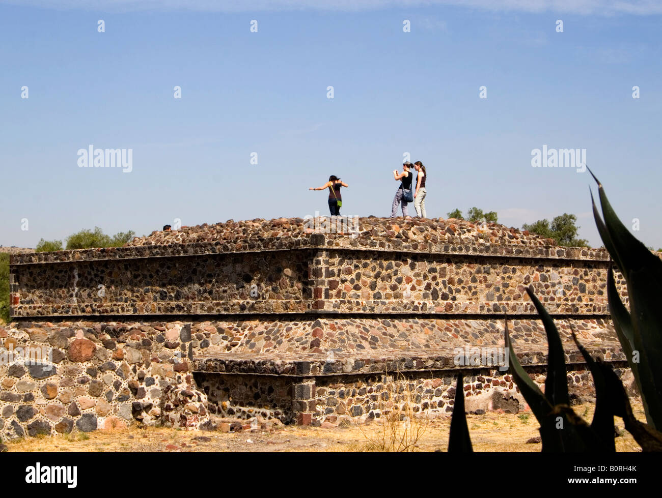 Teotihuacan Archaeologica Ruine Standort, Mexiko, Touristen Klettern auf einem Tempel neben der Straße der Toten Stockfoto