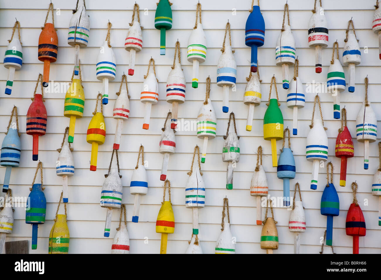 viele bunte Hummer Bojen hängen an der Wand in Maine Stockfoto