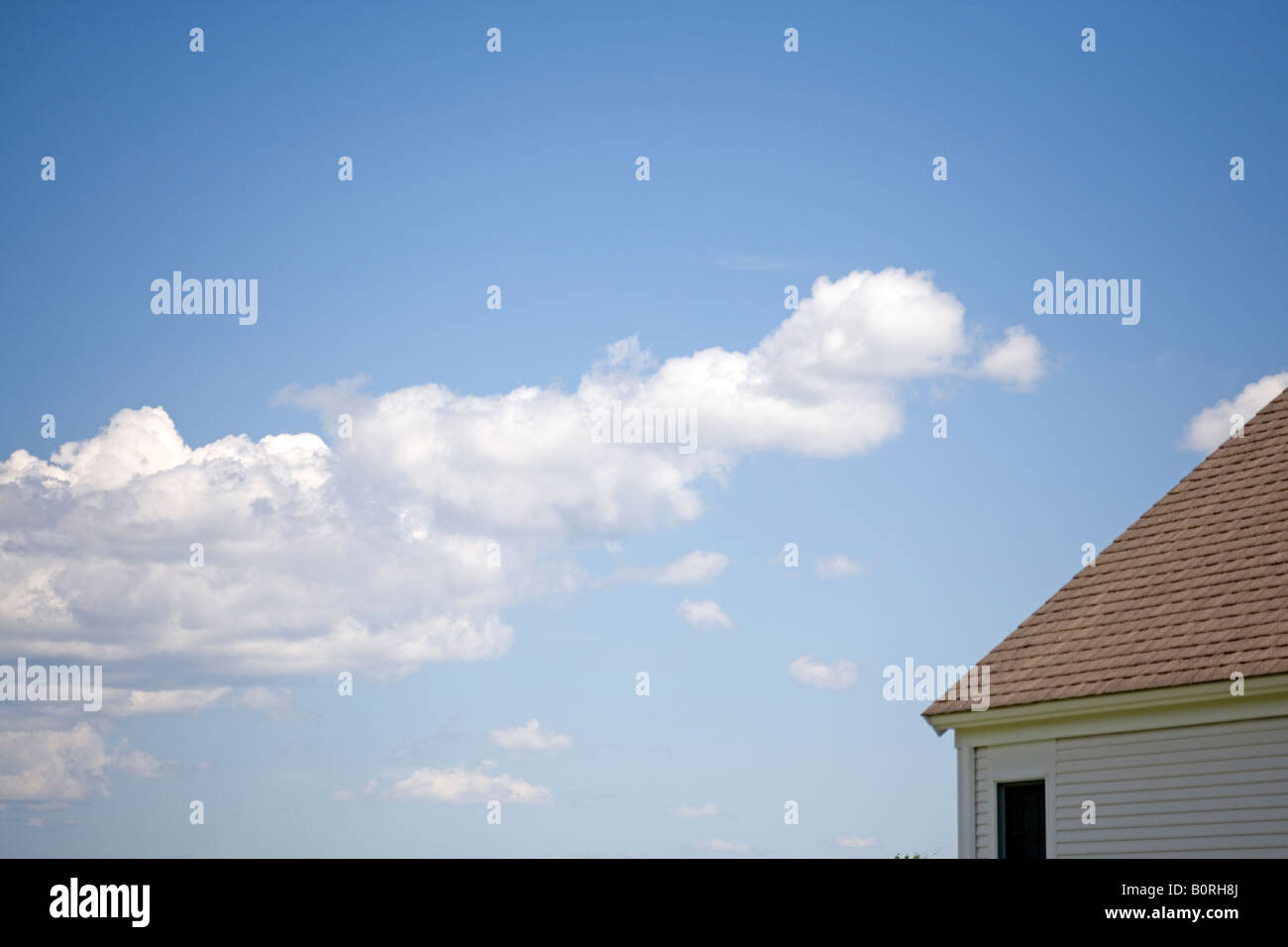 Ecke des Hauses mit Himmel und Wolken beschnitten horizontal Stockfoto