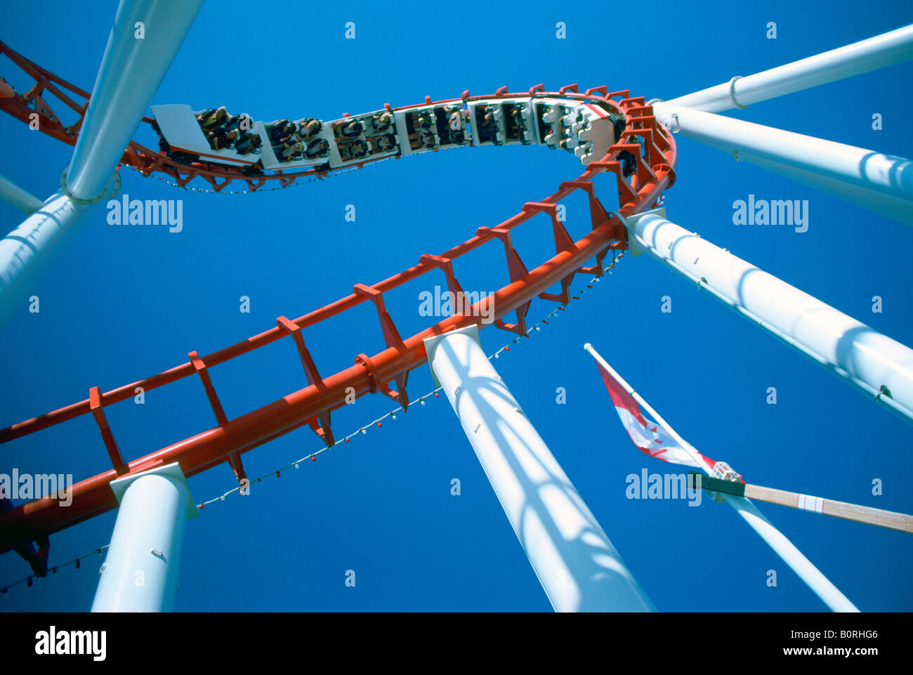 Achterbahn / Rollercoaster namens "Scream Machine", Leute Reiten Vergnügungspark Thrill Ride Stockfoto