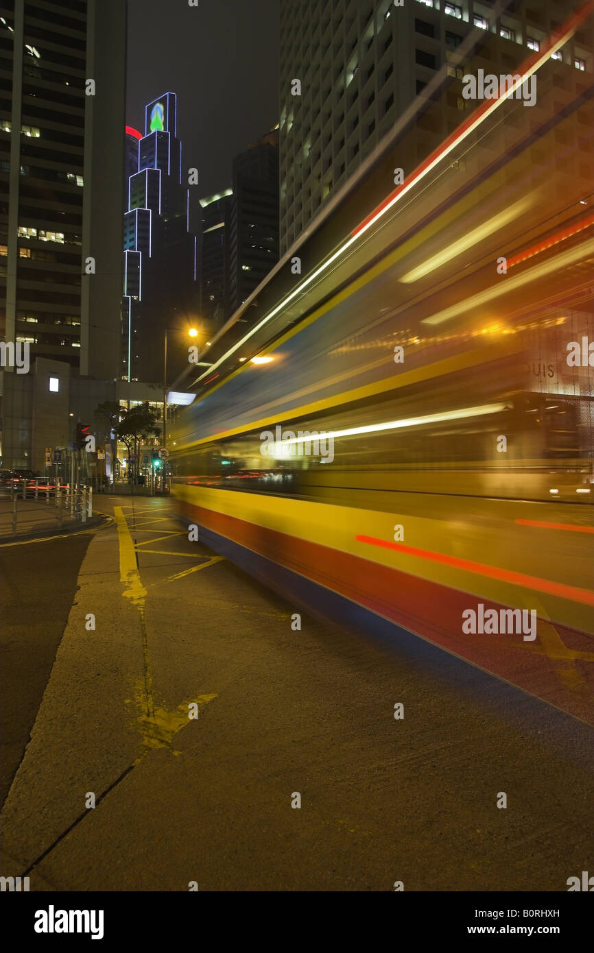 Nachtbus von Werbung Lichter auf Hong Kong Straße beleuchtet Stockfoto
