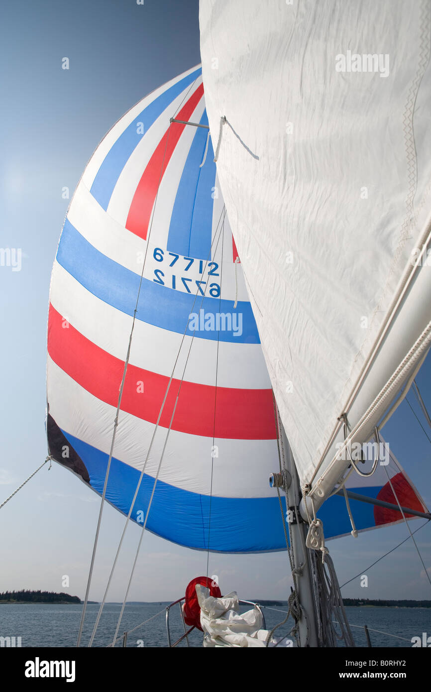 rot weiß und blau Spinnaker Segelboot Segelyacht Stockfoto