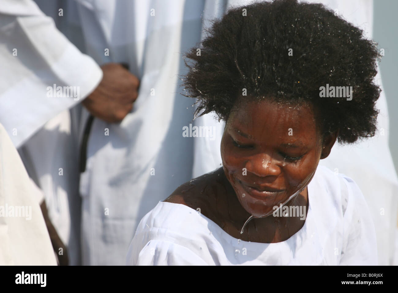 Eine Frau getauft in Afrika Stockfoto