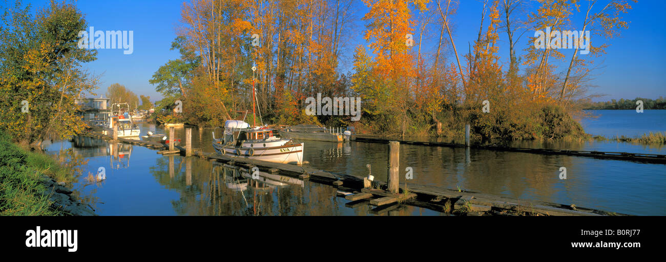 Fraser River, Richmond, BC, Britisch-Kolumbien, Kanada - historische kommerzielle Fischerboot angedockt in Finn Slough, Herbst / Herbst Stockfoto