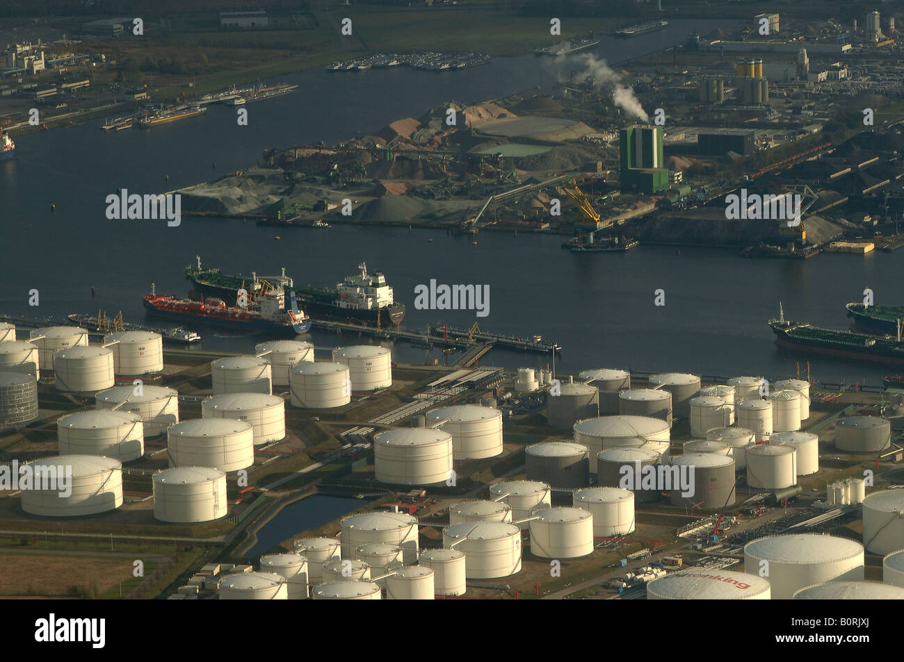 Luftaufnahme der Hafen von Amsterdam und Öl terminal Rohöl Tanklager Stockfoto