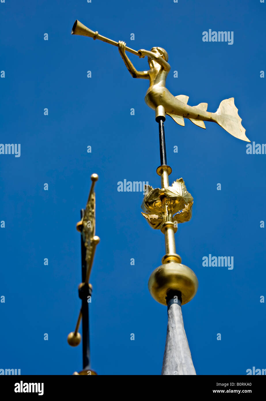 Golden Horn auf Glockenturm Tournai Belgien spielte Meerjungfrau Stockfoto