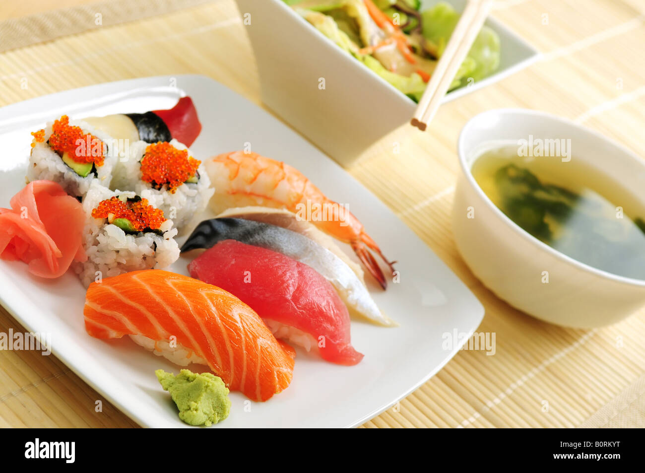 Sushi Lunch mit Miso Suppe und grüner Salat Stockfoto