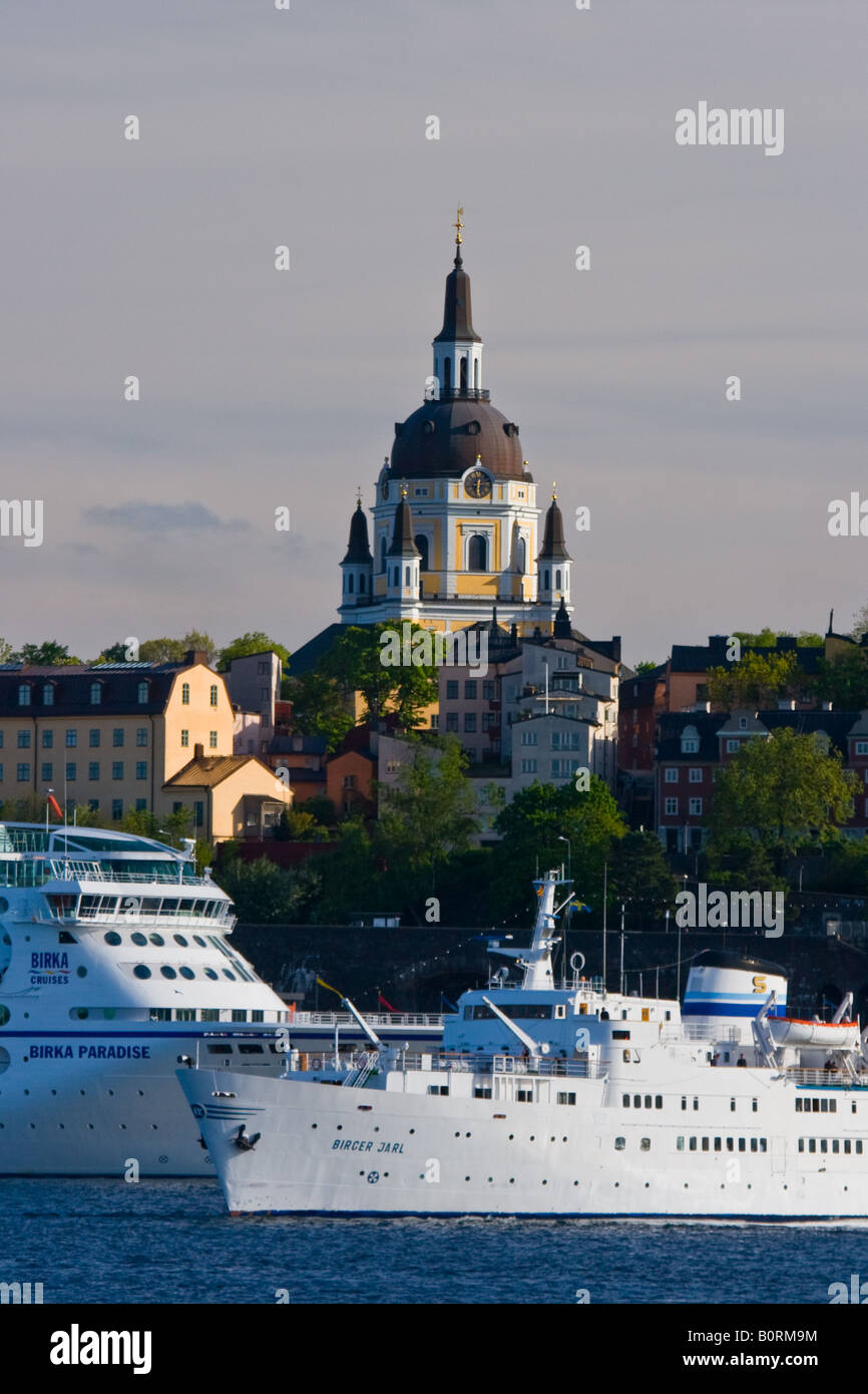 Zwei Schiffe und die Kirche "Katarina Kyrka", Södermalm, Stockholm Schweden Stockfoto