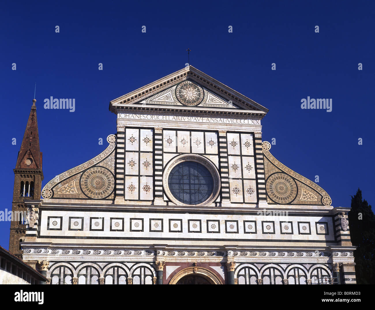 Fassade der Kirche Santa Maria Novella und Turm Florenz Florenz Toskana Italien Stockfoto