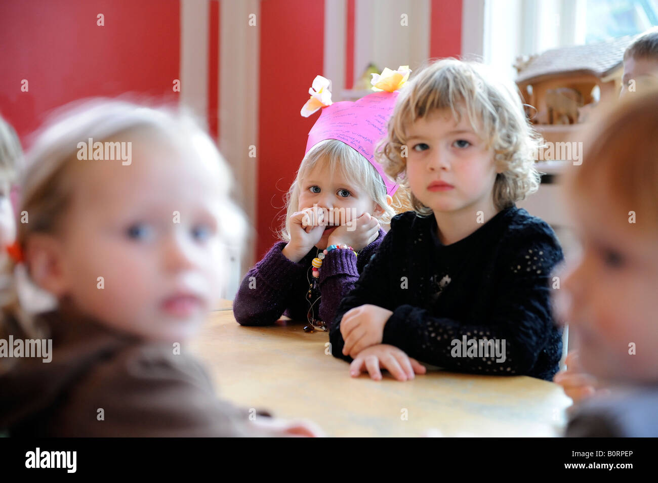 Holland Bussum Kindertagesstätte Koningskinderen ein Mädchen gerade mal vier feiert ihr letzten Tag Stockfoto