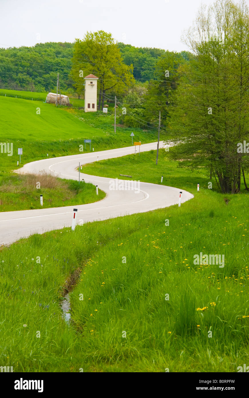 Die "Landstraße in der Nähe von Vzmetinci in Prekmurje Slowenien geprägt. Stockfoto