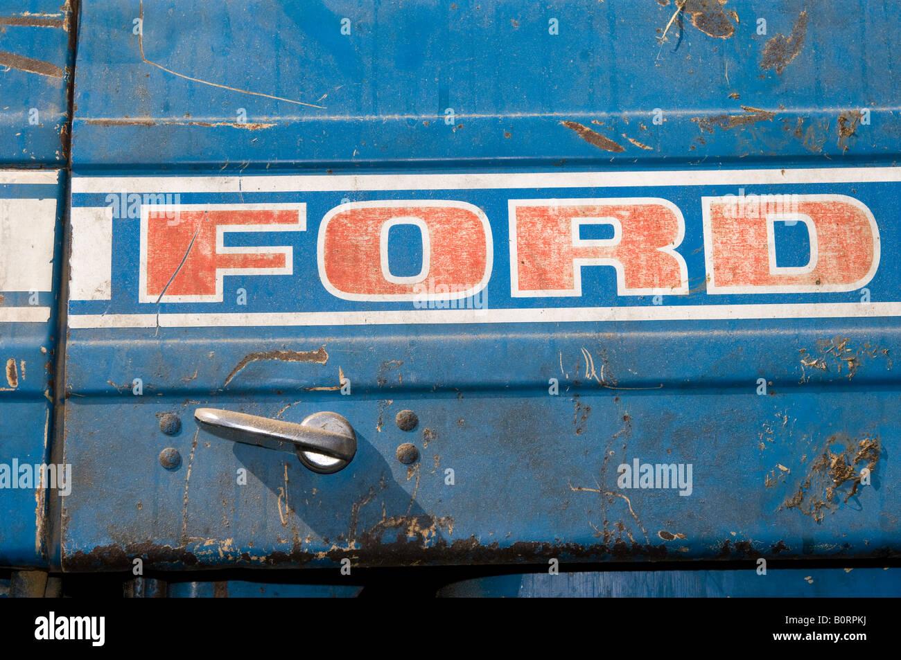 Blaue Mütze Panel auf alten Ford Traktor mit Motorhaube zu fangen Stockfoto