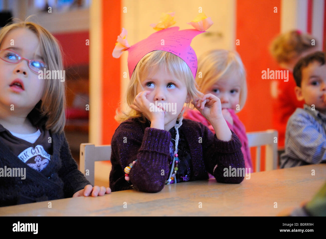Holland Bussum Kindertagesstätte Koningskinderen ein Mädchen gerade mal vier feiert ihr letzten Tag Stockfoto