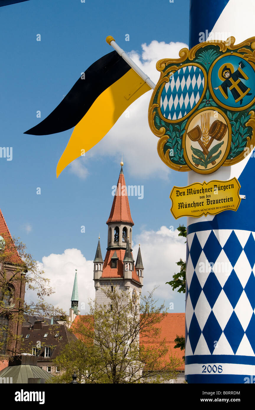 Die geschmückten Maibaum Viktualienmarkt Markt in der Hauptstadt München Bayern Deutschland Stockfoto