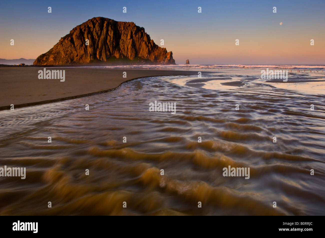 Sunrise-Licht auf Morro Rock über wenig Morro Creek Morro Strand State Beach Morro Bay Kalifornien Stockfoto