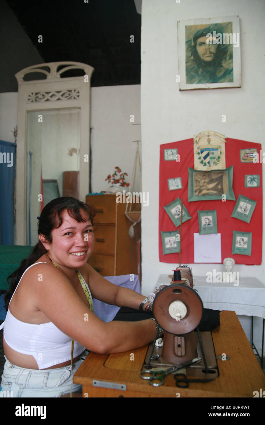 Arbeitnehmerin in einer kleinen Näherei, Trinidad, Provinz Sancti Spíritus, Kuba, Lateinamerika Stockfoto
