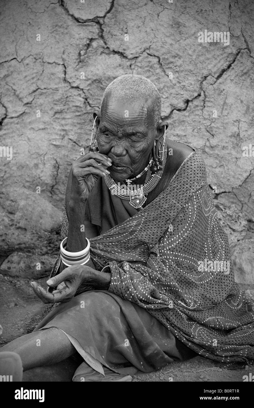 Alte Dame der Massai im Dorf, Amboseli Nationalpark, Kenia, Afrika Stockfoto