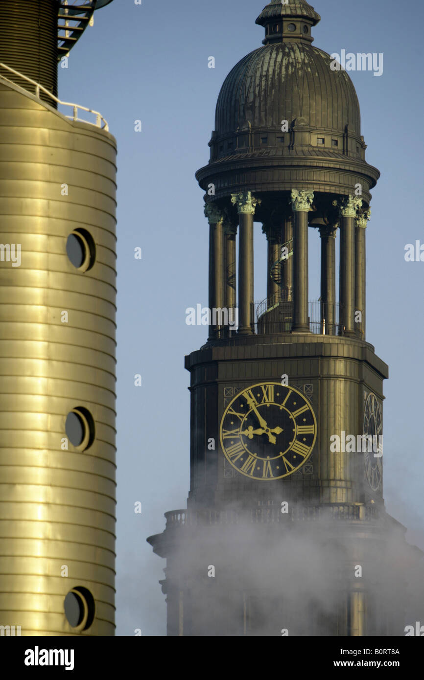 Der historische Turm das Wahrzeichen St. Michaelis-Kirche und der moderne Turm von dem Verlagshaus Gruner + Jahr in Hamburg, G Stockfoto