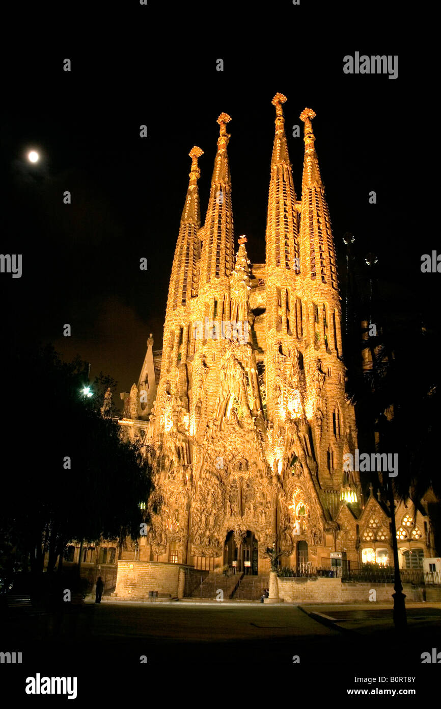 Gaudis Sagrada Familia in der Nacht in Barcelona Spanien (keine Kräne!) Stockfoto